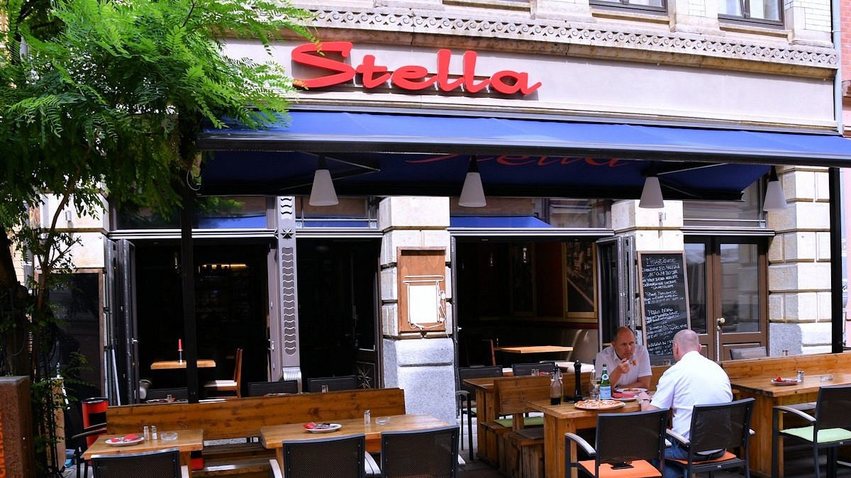 Pizza essen 🍕 im Stella😋
