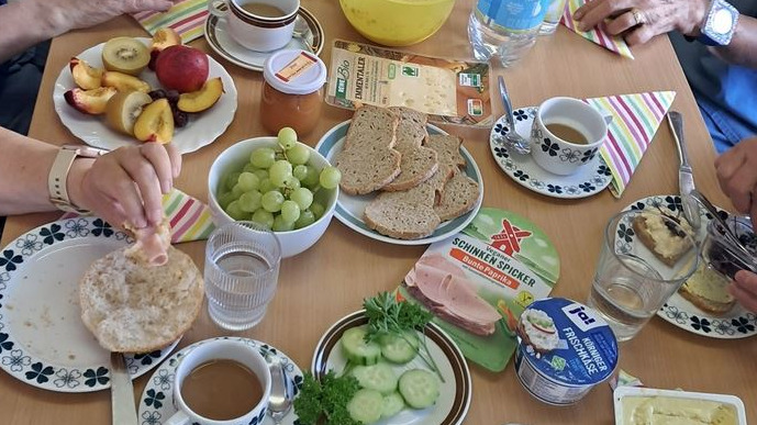 Generationenfrühstück in Büschdorf . Gemeinsam schmeckt's besser
