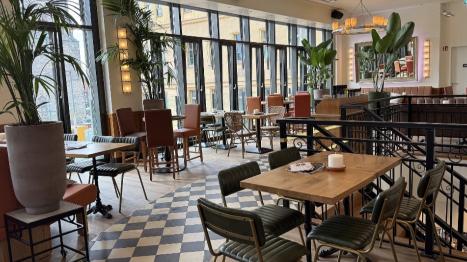 Sonntagsfrühstück im Cafe und Bar Celona